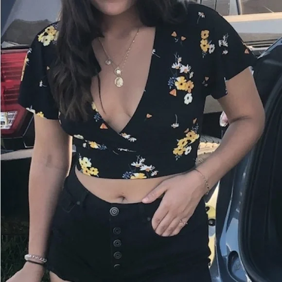 Black Floral Divided Cropped Open Back Cut Out Blouse - Picture 5 of 7